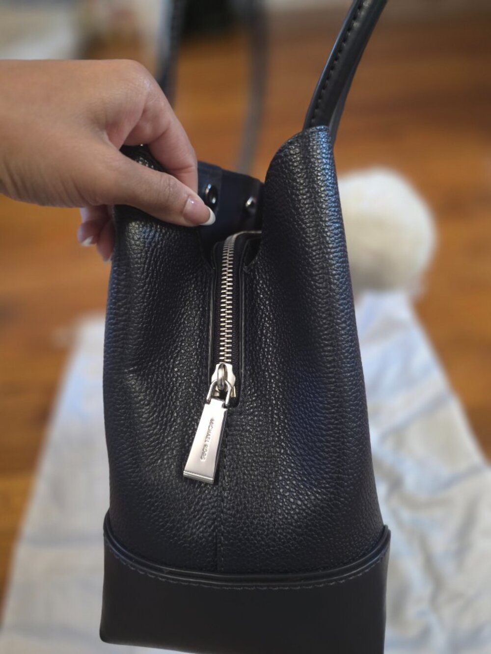 Michael Kors Rounded Mercer Purse - Picture 2 of 4